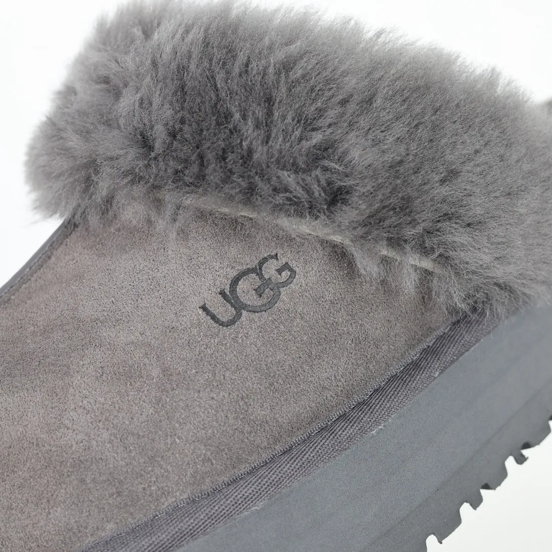 Pick up locally 💰520 Core recommendation with good price In recent years, uug has launched a series of styles, which are partially geared towards the preferences of young consumers and have also moved to the forefront of fashion trends. Shoe body material: water-repellent coated suede upper, 17mm UGGPURE™ implanted wool insole, lightweight non-slip and comfortable rubber outsole, with brand LOGO and trademark, with full packaging Size: 35 36 37 38 39 40